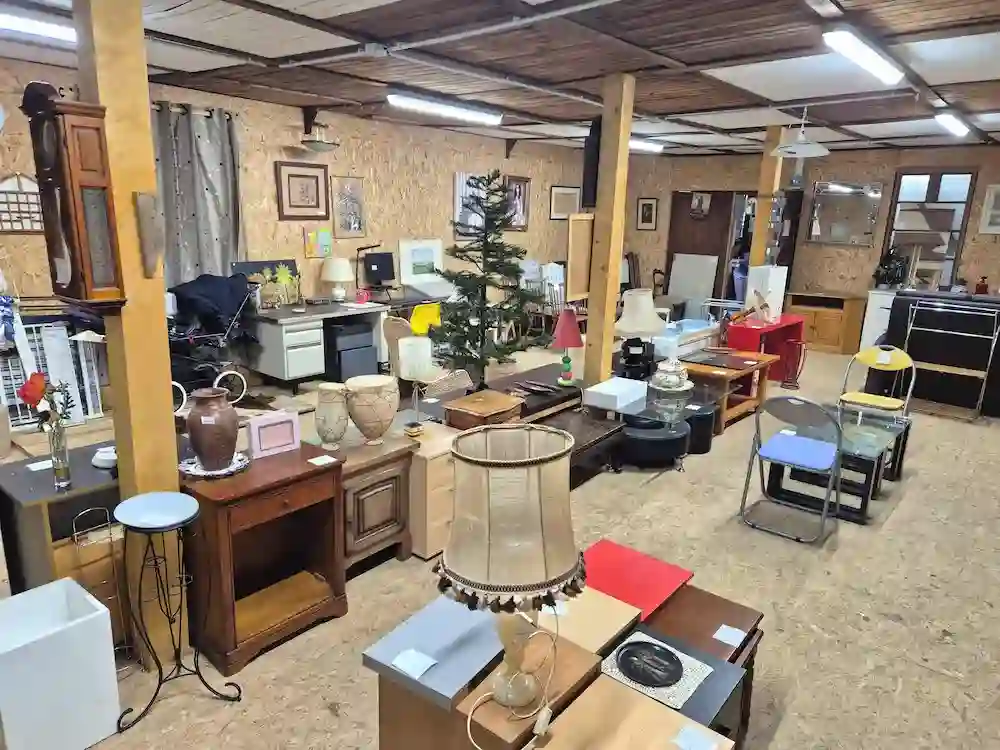 Espace meubles d'occasion et électroménager à la Boutique de la Bavodière à Vaugneray