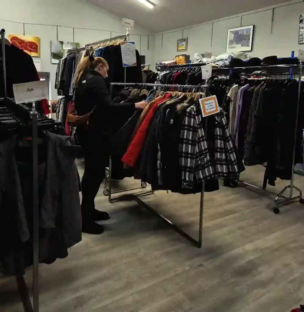 Rayon vêtements et friperie de la Boutique des Cadettes à Vaugneray